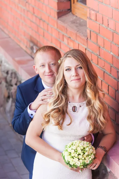 Gelin ve damat yakınındaki mutlu yeni evliler