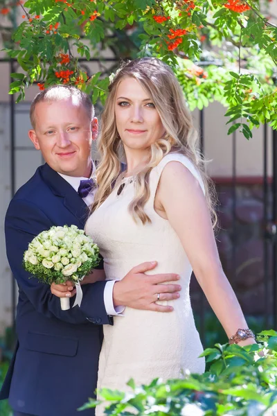 Gelin ve damat yakınındaki mutlu yeni evliler