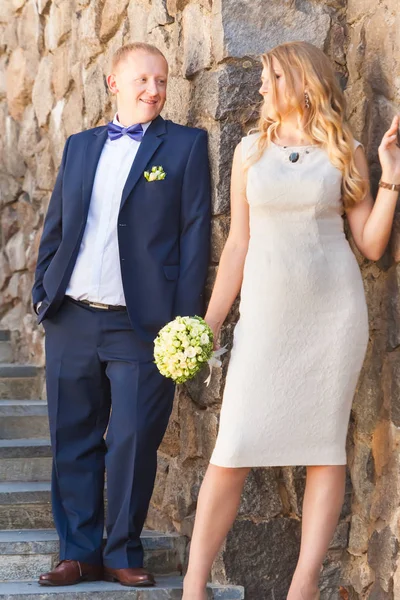 Gelin ve damat yakınındaki mutlu yeni evliler