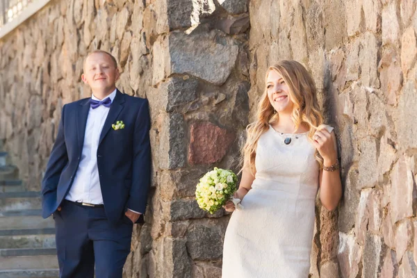 Recém-casados felizes perto da noiva e do noivo — Fotografia de Stock