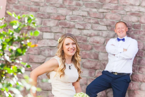 Счастливых молодоженов рядом с женихом и невестой — стоковое фото