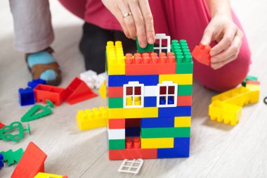 renk plastik oyuncak ev