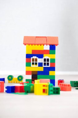 renk plastik oyuncak ev