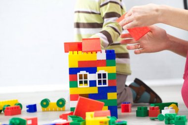 renk plastik oyuncak ev