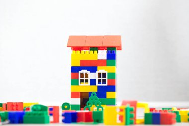 renk plastik oyuncak ev