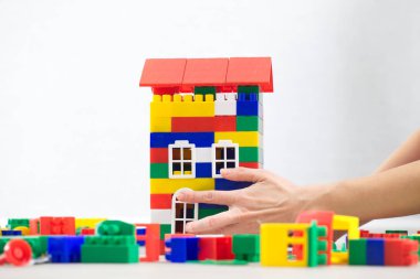 renk plastik oyuncak ev