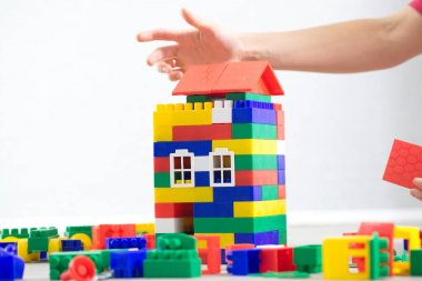 renk plastik oyuncak ev