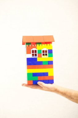 renk plastik oyuncak ev