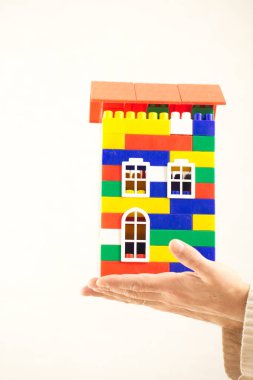 renk plastik oyuncak ev