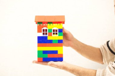 renk plastik oyuncak ev