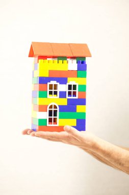 renk plastik oyuncak ev