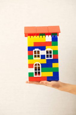 renk plastik oyuncak ev 