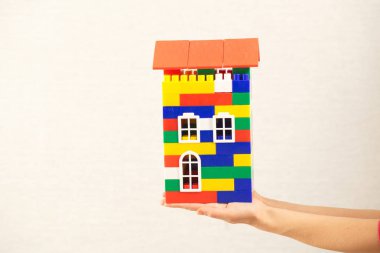 renk plastik oyuncak ev 