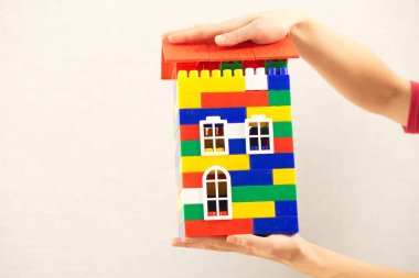 İngiliz anahtarı plastik oyuncak ev