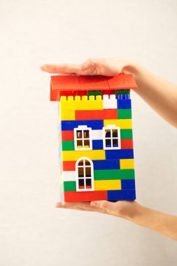 İngiliz anahtarı plastik oyuncak ev