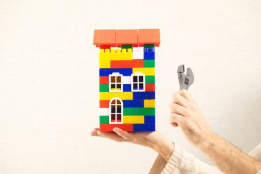 renk plastik oyuncak ev