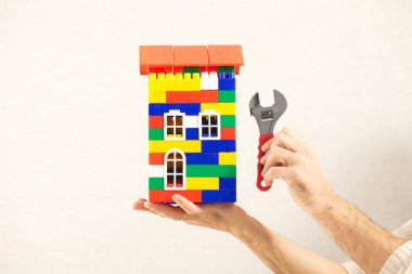 renk plastik oyuncak ev