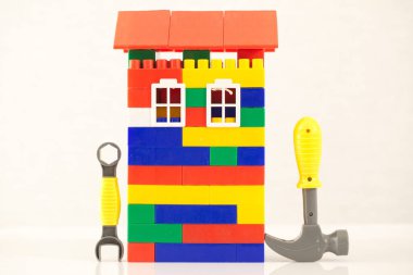 renk plastik oyuncak ev