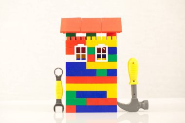 renk plastik oyuncak ev