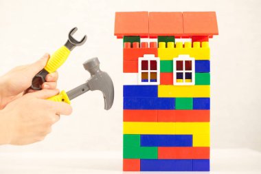 renk plastik oyuncak ev