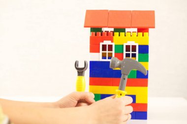 renk plastik oyuncak ev