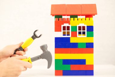 İngiliz anahtarı plastik oyuncak ev