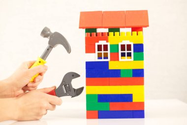 İngiliz anahtarı plastik oyuncak ev