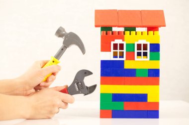 İngiliz anahtarı plastik oyuncak ev