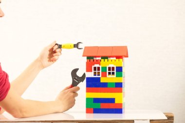 İngiliz anahtarı plastik oyuncak ev