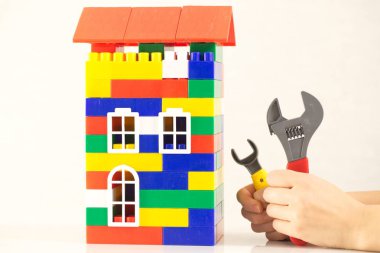 İngiliz anahtarı plastik oyuncak ev