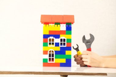 İngiliz anahtarı plastik oyuncak ev