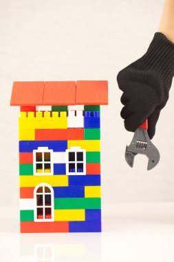 İngiliz anahtarı plastik oyuncak ev