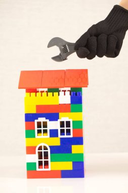 İngiliz anahtarı plastik oyuncak ev