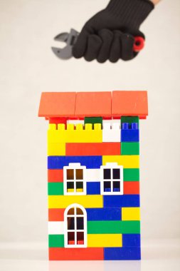 İngiliz anahtarı plastik oyuncak ev