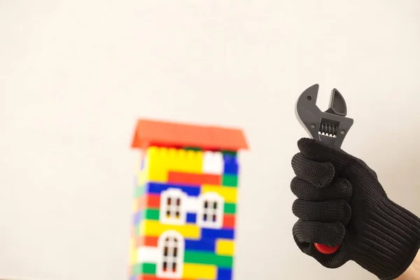 İngiliz anahtarı plastik oyuncak ev — Stok fotoğraf