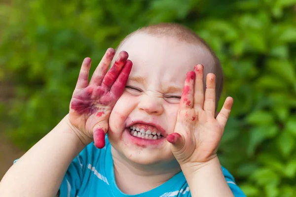 Retrato de uma cara de bebê suja de mirtilos — Fotografia de Stock