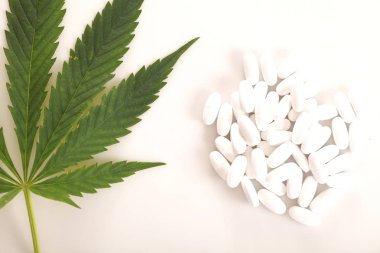 Esrar ve hapları esrar yaprak yeşil yaprakları