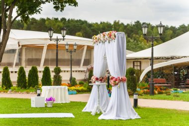 Çiçeklerle süslenmiş düğün kemeri