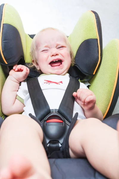 Bebé está en el asiento del coche —  Fotos de Stock