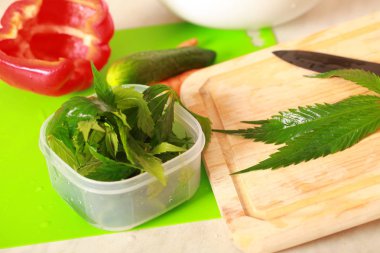 Taze kenevir salata hazırlık için bırakır. Tıbbi esrar