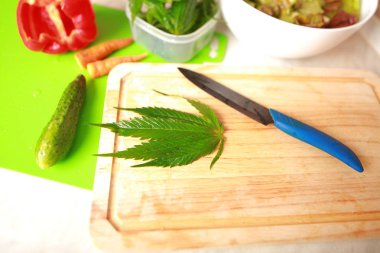 Taze kenevir salata hazırlık için bırakır. Tıbbi esrar