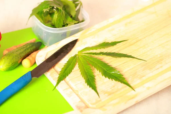 Taze kenevir salata hazırlık için bırakır. Tıbbi esrar