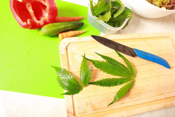 Taze kenevir salata hazırlık için bırakır. Tıbbi esrar