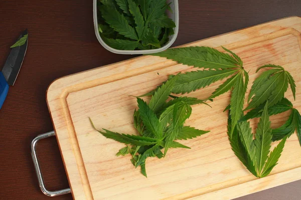 Taze kenevir salata hazırlık için bırakır. Tıbbi esrar