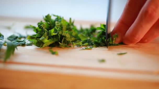Різання листя конопель для салату — стокове відео