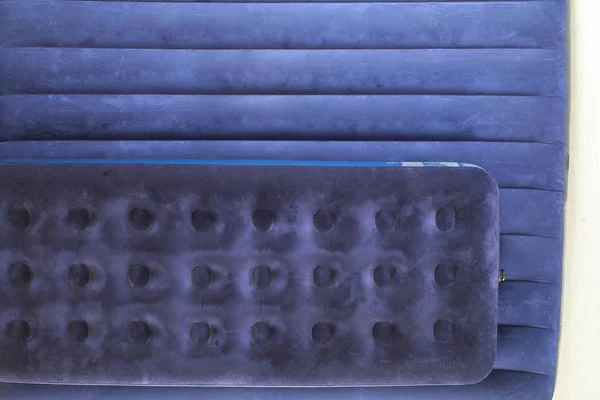 Голубой надувной матрас для сна и отдыха — стоковое фото
