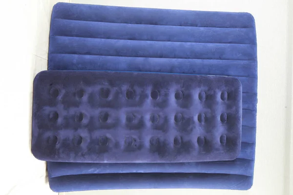 Colchón inflable azul para dormir y descansar — Foto de Stock