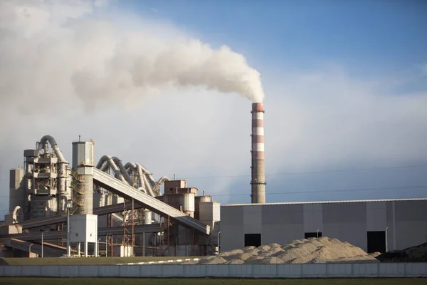 Дым цементного завода завода по производству труб — стоковое фото