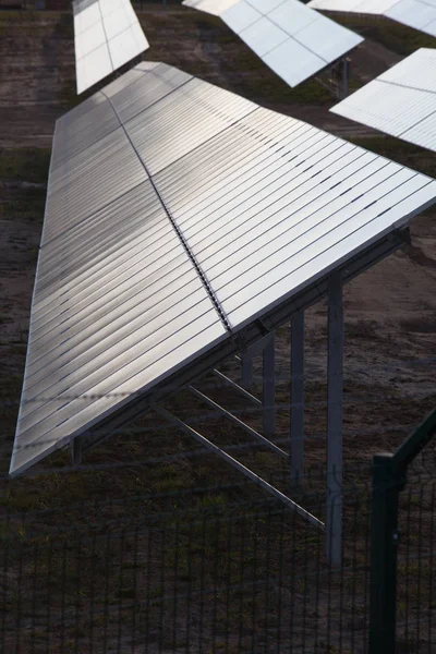 Solární panely na přírodu večer farmy — Stock fotografie