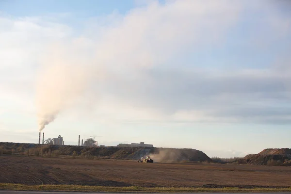 Fumaça da planta de cimento da fábrica da planta de fabricação de tubos — Fotografia de Stock